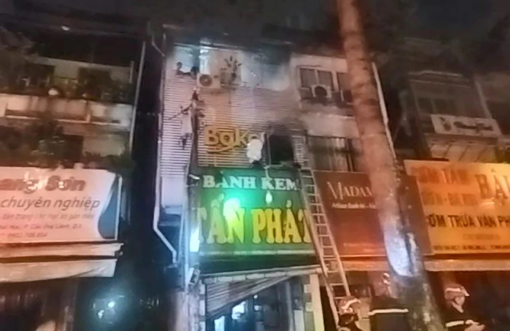 Cháy tiệm bánh kem ở quận 1, 8 người mắc kẹt