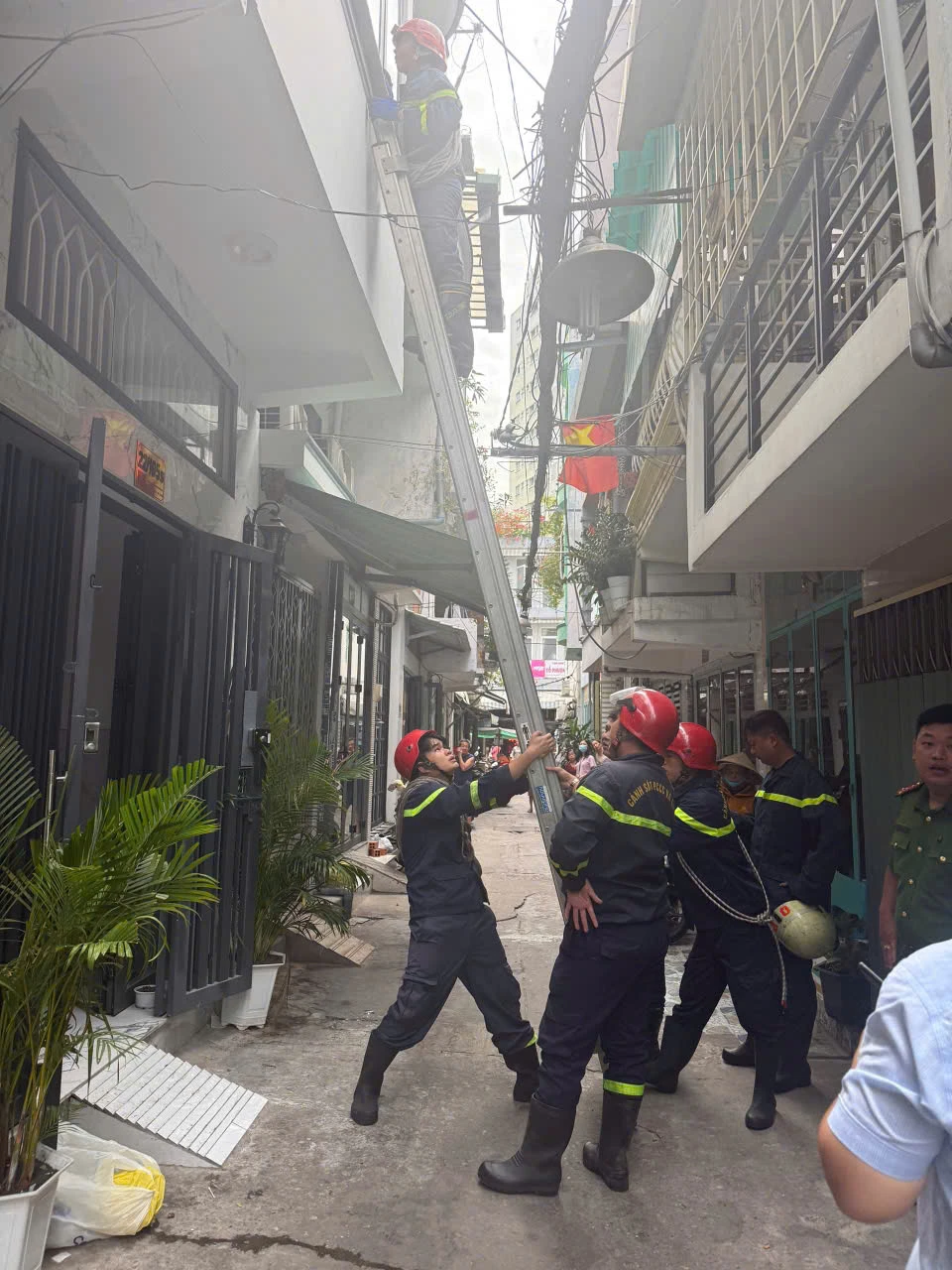 60 phút cảnh sát thuyết phục cô gái 22 tuổi bỏ ý định nhảy lầu