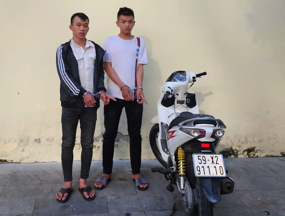 Công an liên tục bắt 3 thanh niên cướp giật tài sản ở TP.HCM