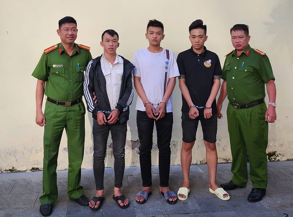 Công an liên tục bắt 3 thanh niên cướp giật tài sản ở TP.HCM