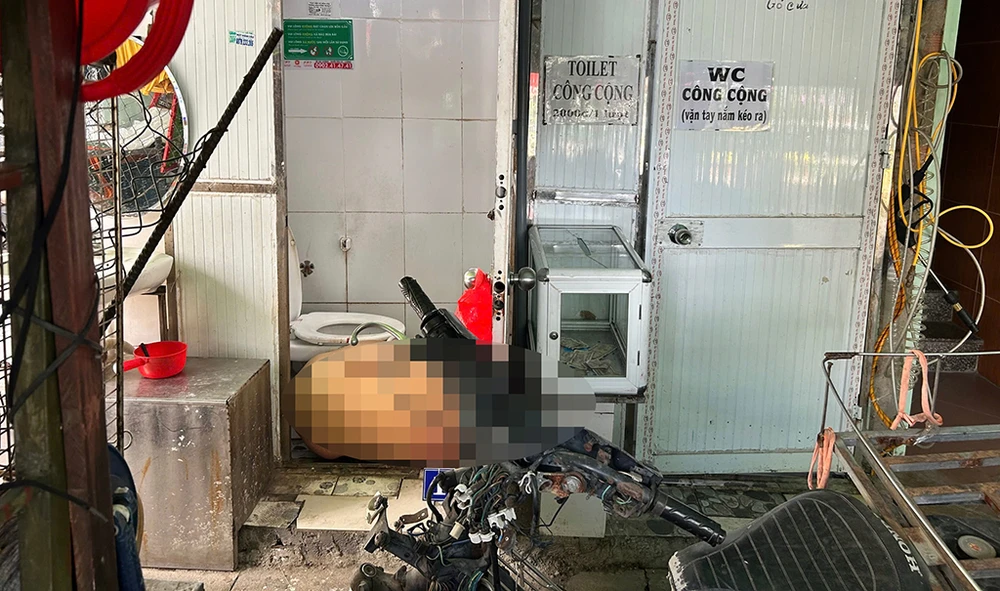 Phát hiện người đàn ông không mặc quần áo chết trong nhà vệ sinh ở Tân Phú