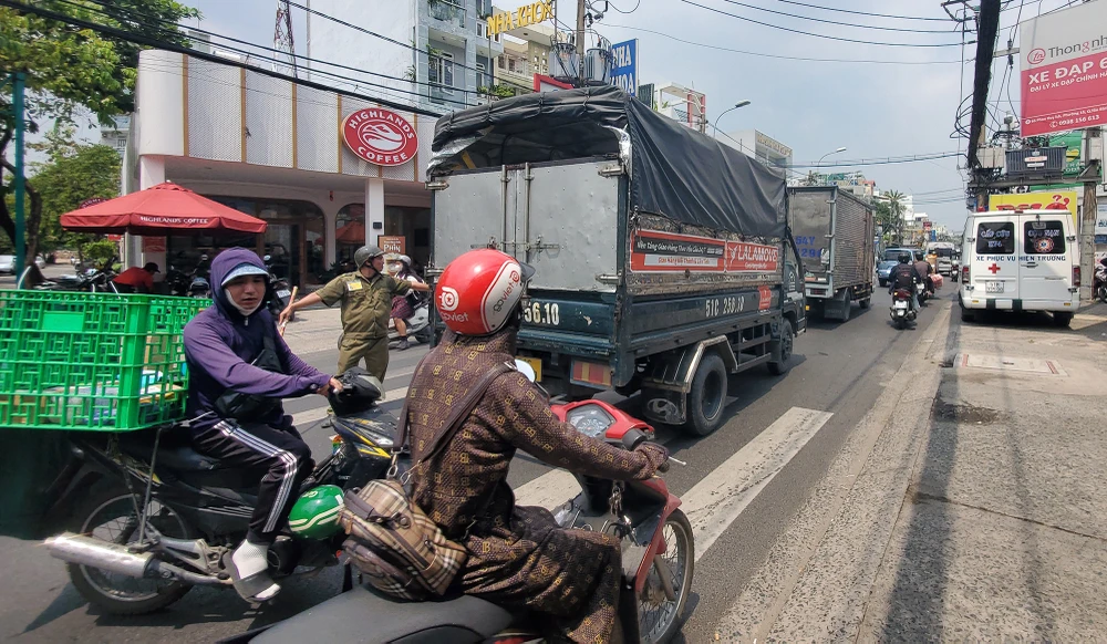 Tai nạn chết người trên đường Phan Huy Ích, giao thông ùn ứ