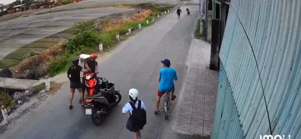 Va quẹt giao thông, người đàn ông bị đấm liên tiếp vào mặt