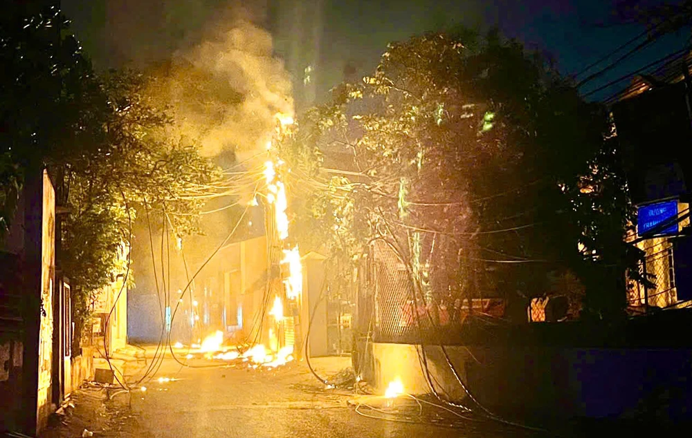 chay-no-tru-dien-hang-chuc-met-o-dong-nai-nguoi-di-duong-thot-tim (4).jpg