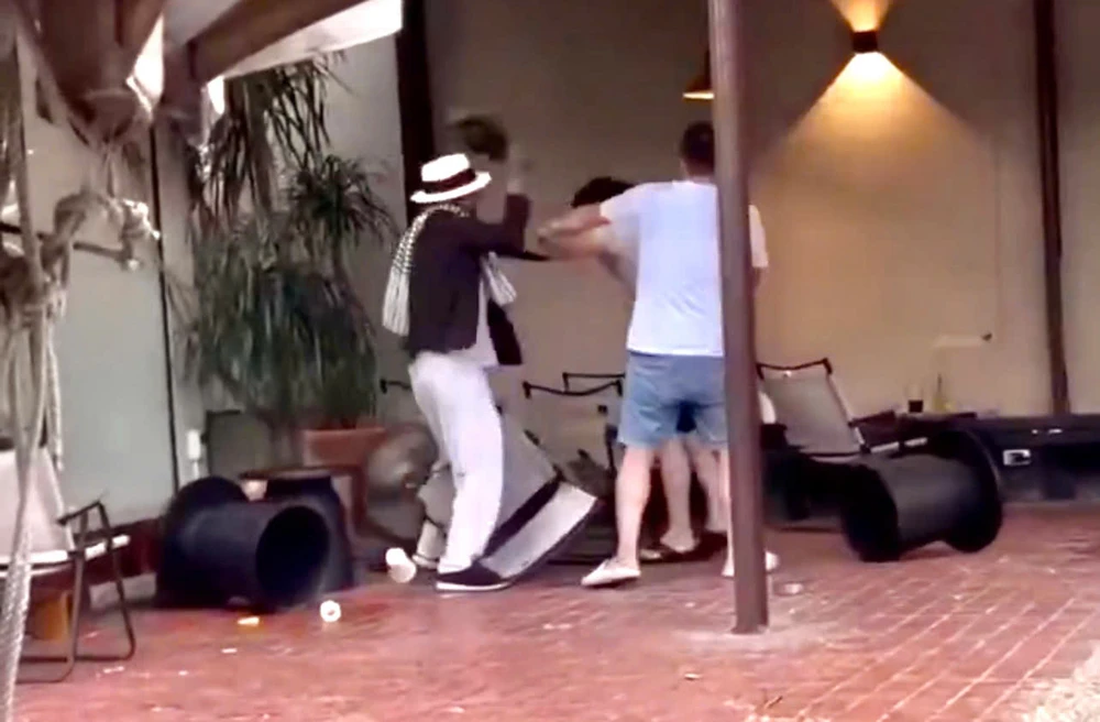 Công an truy xét hai người đàn ông đánh nhau trong quán cà phê ở Thủ Đức