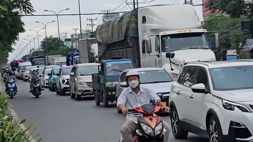 Tai nạn giữa xe container và xe máy khiến người phụ nữ tử vong, giao thông ùn ứ