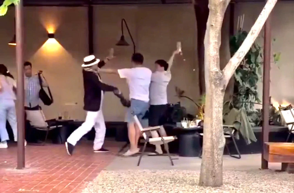 thanh-nien-danh-nhau-o-tp-thu-duc-khai-da-mac-trang-phuc-trang-15-nam (2).jpg