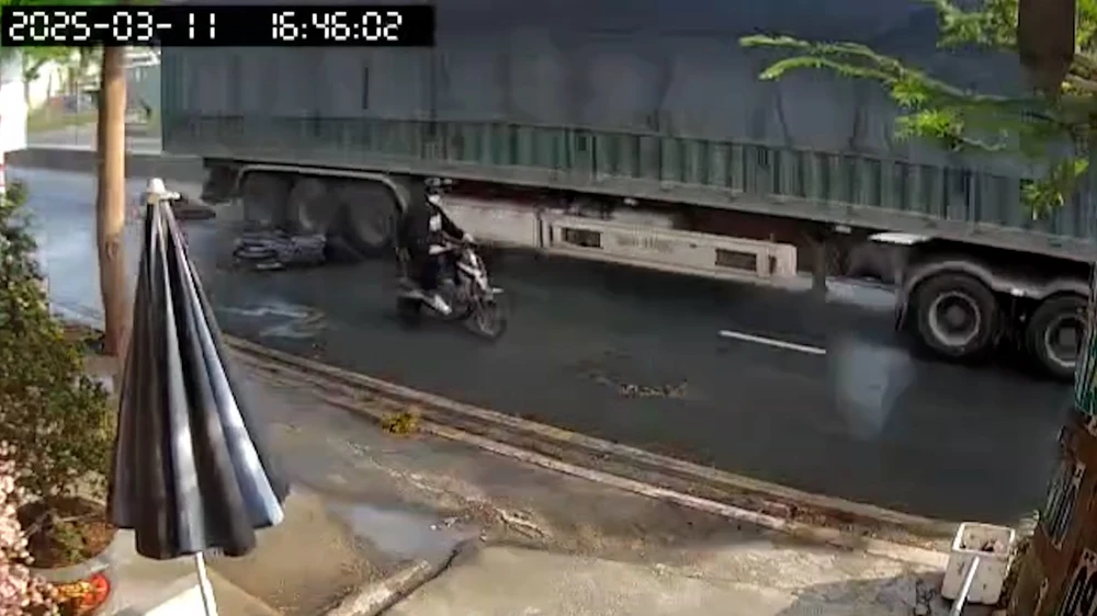 Tai nạn chết người sau va chạm xe máy, container, giao thông ùn ứ