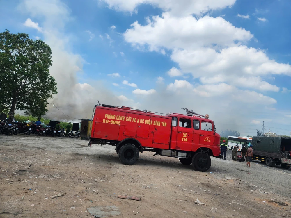 Cảnh sát phong tỏa đường chữa cháy khu đất nhiều ha ở Bình Tân