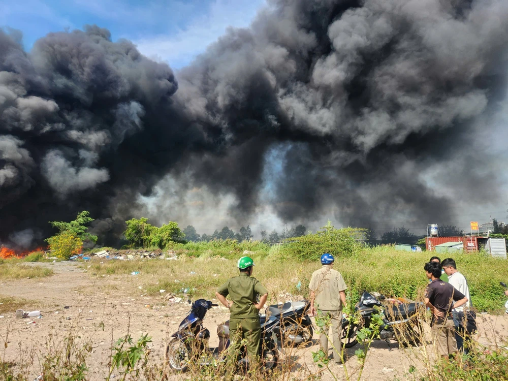 Cảnh sát phong tỏa đường chữa cháy khu đất nhiều ha ở Bình Tân