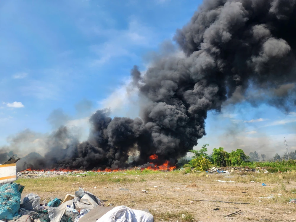 Cảnh sát phong tỏa đường chữa cháy khu đất nhiều ha ở Bình Tân