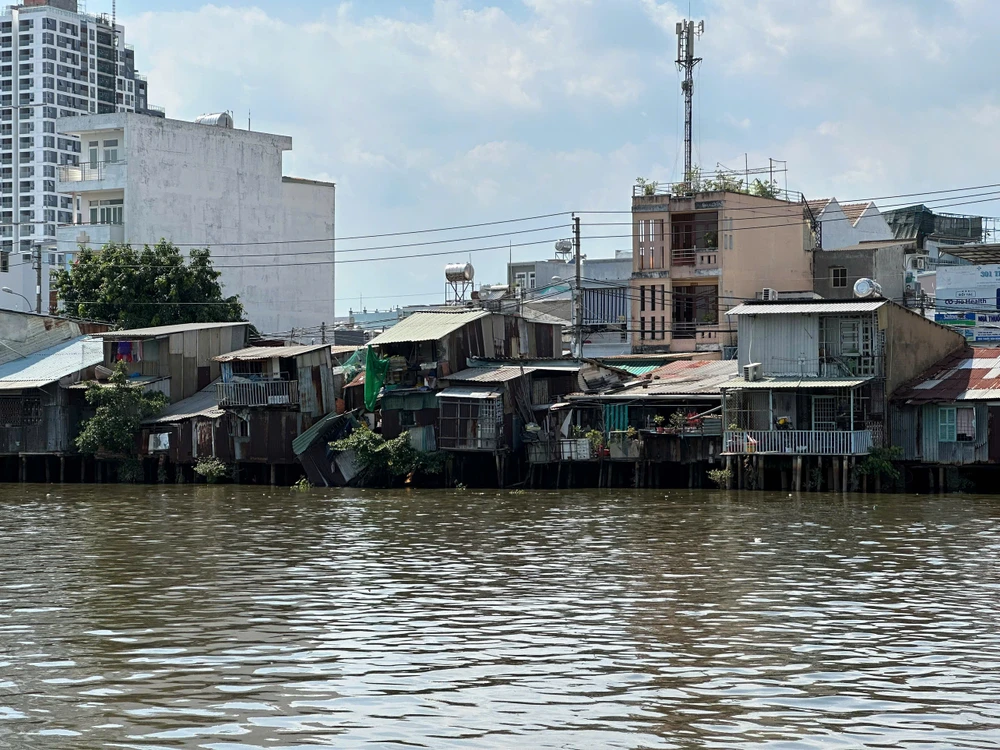 Sập 2 nhà ven kênh Đôi ở quận 8, một người thoát nạn