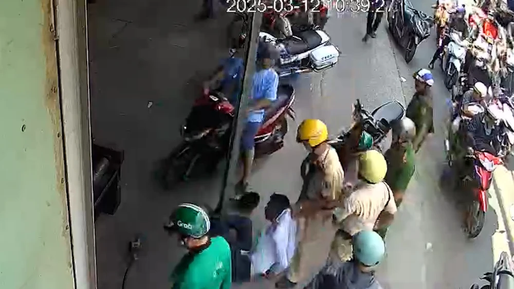 csgt-cong-an-luc-luong-an-ninh-trat-tu-o-co-so-cung-vay-bat-trom-xe-nhu-phim-7.jpg