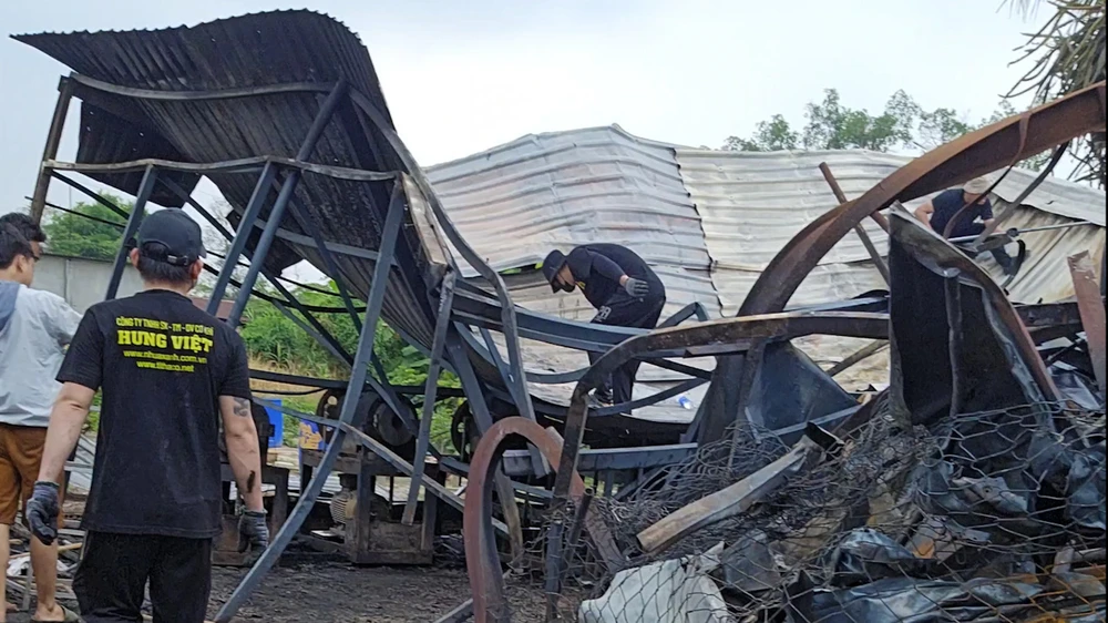 Xưởng sắt ở Hóc Môn cháy nổ dữ dội khi công nhân vừa tới làm