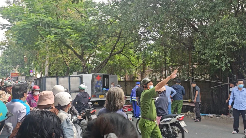 Thi thể người phụ nữ lẫn với rác thải trên kênh nước ở quận 6