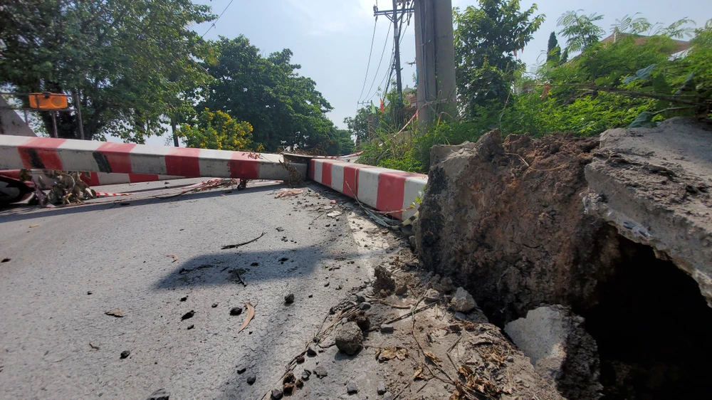 Khung giới hạn chiều cao dạ cầu Xáng thường xuyên bị phá hoại, công an đang truy tìm thủ phạm