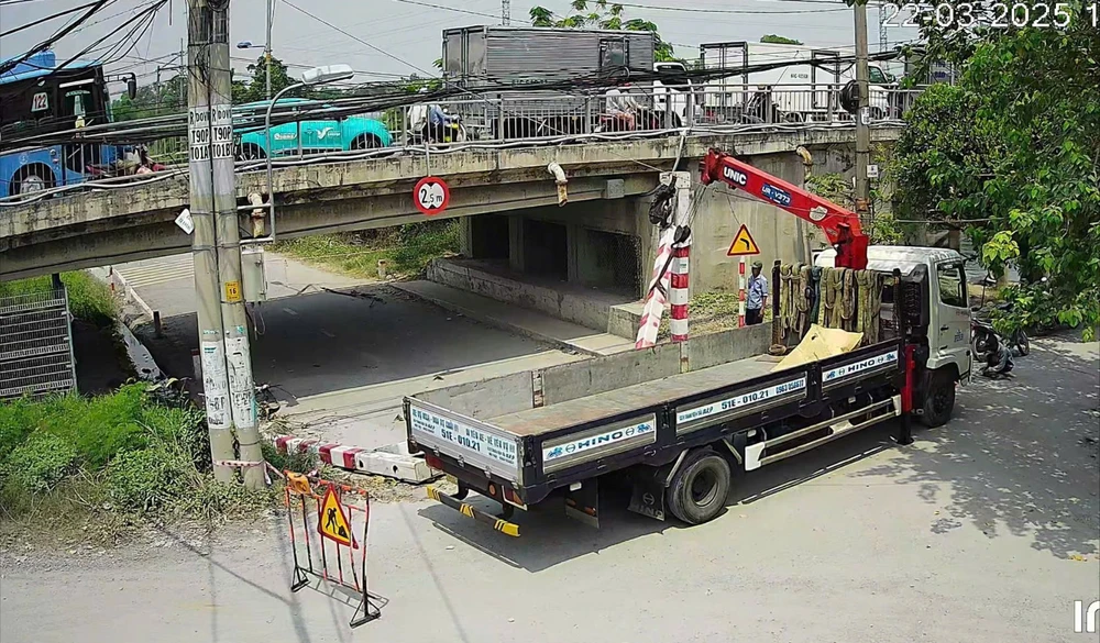 Lắp 2 camera theo dõi ở dạ cầu Xáng để chấm dứt việc xe tông khung giới hạn chiều cao