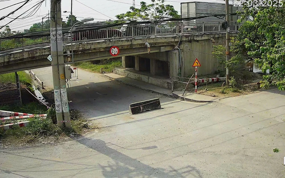 Lắp 2 camera theo dõi ở dạ cầu Xáng để chấm dứt việc xe tông khung giới hạn chiều cao