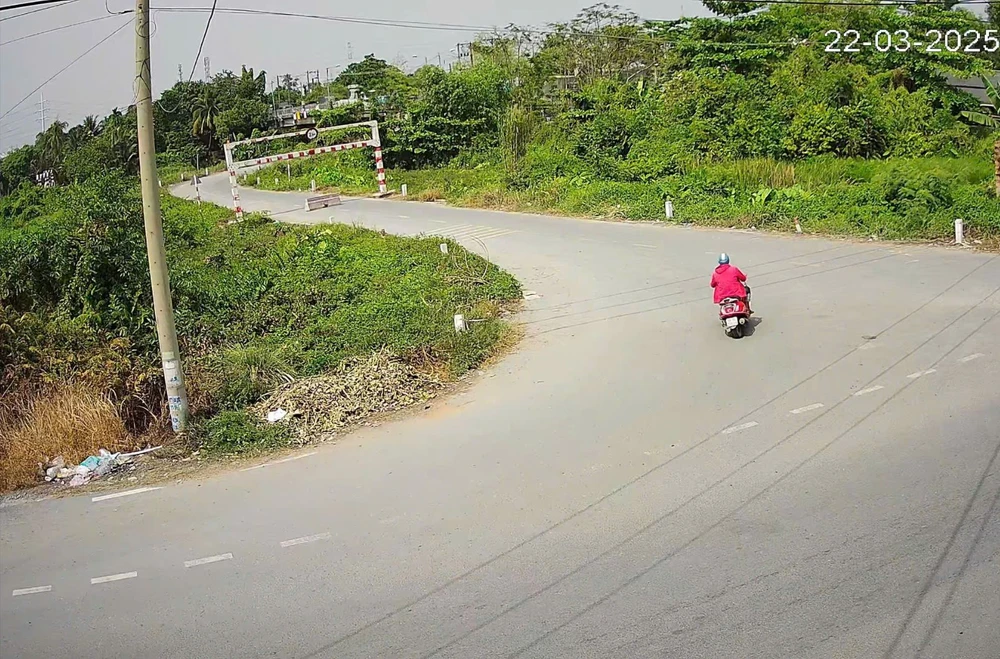 Lắp 2 camera theo dõi ở dạ cầu Xáng để chấm dứt việc xe tông khung giới hạn chiều cao