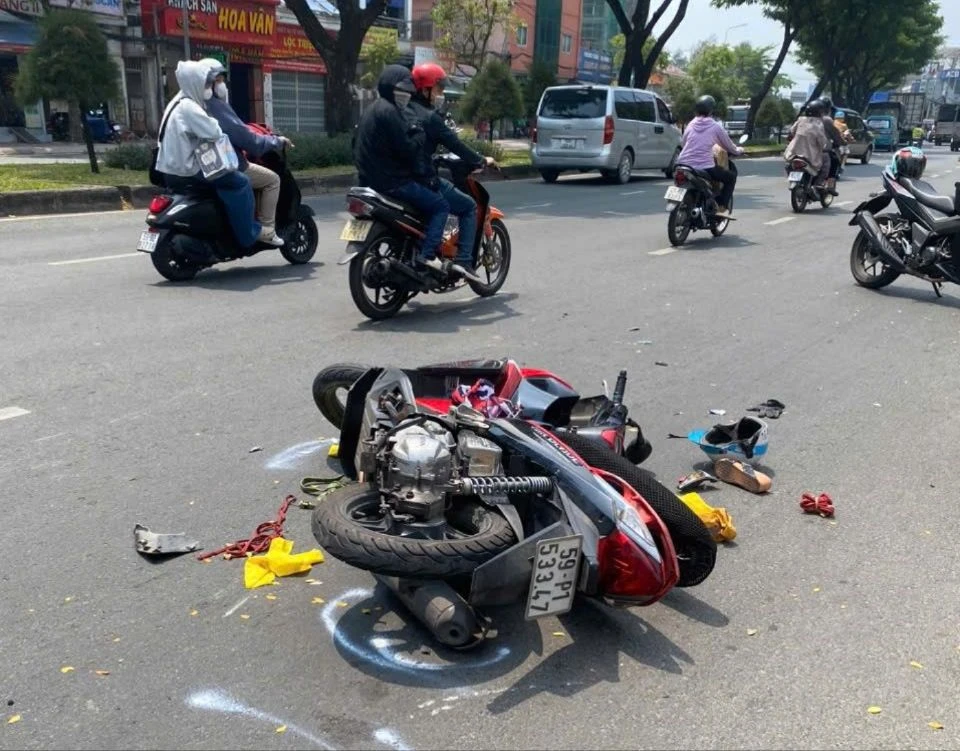 Công an điều tra vụ tai nạn khiến 1 người trọng thương và tìm người liên quan vụ tai nạn nhưng đã chạy khỏi hiện trường