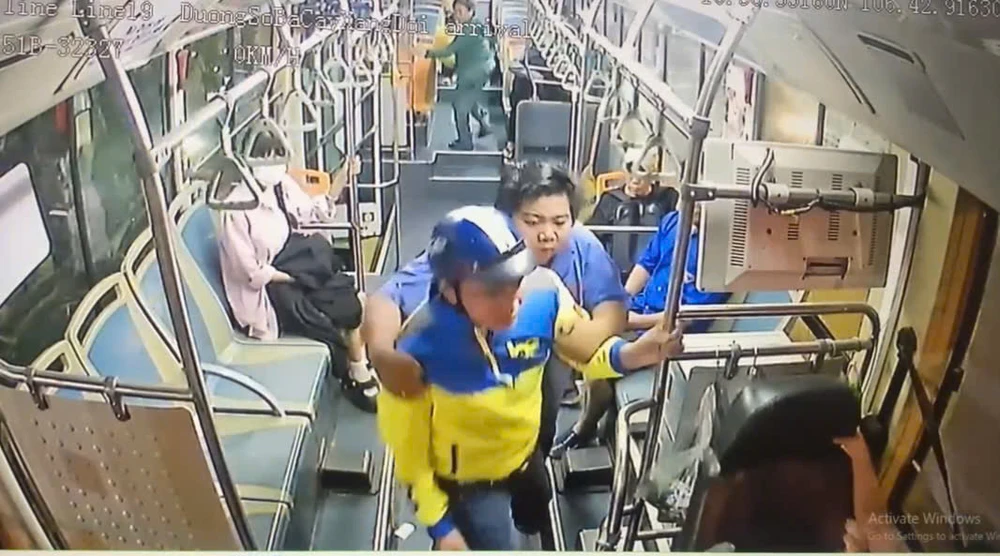 thanh-nien-danh-dap-tai-xe-xe-buyt-o-tp-thu-duc-bi-trieu-tap-9.jpg