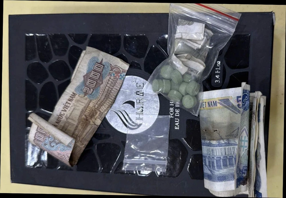 tu-vu-to-chuc-choi-ma-tuy-o-chung-cu-cong-an-truy-xet-tan-chan-to-ke-toc (3).jpg