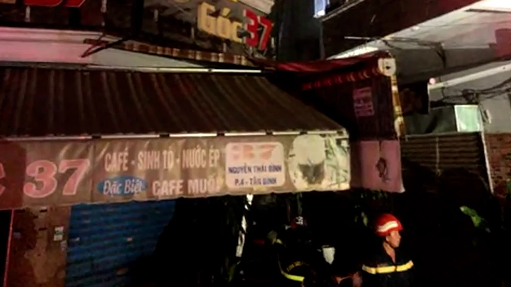 Cháy nhà 5 tầng ở quận Tân Bình, 6 người thoát nạn may mắn