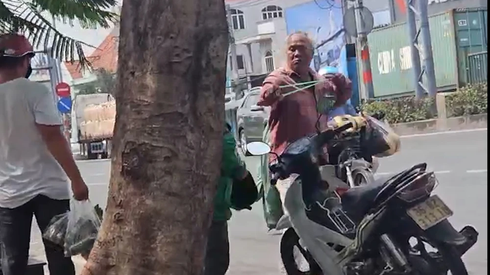 Một người là xe ôm truyền thống và một người mặc đồ xe ôm công nghệ đánh nhau dữ dội trên đường ở huyện Hóc Môn, TP.HCM.