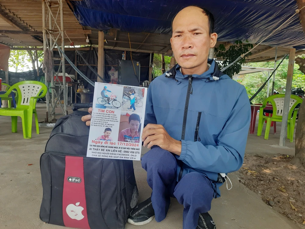 Cha chạy xe máy vượt ngàn cây số từ Bắc vào Nam tìm con trai mất liên lạc