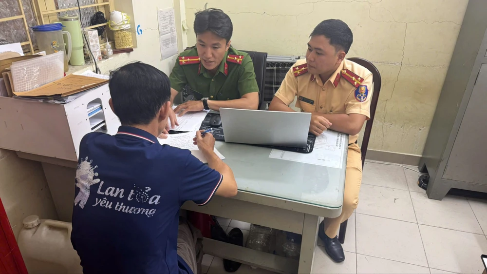 Công an phạt 2 người trong số 4 người đánh bóng bàn trên đường ở Gò Vấp