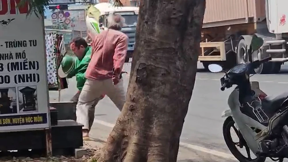 cong-an-xu-ly-hanh-chinh-2-xe-om-truyen-thong-danh-nhau-o-hoc-mon (4).jpg