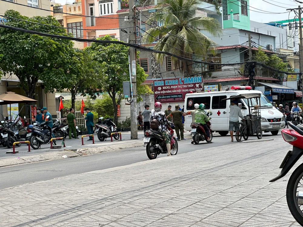 Bé trai khoảng 6 tuổi nghi rơi lầu chung cư ở Tân Phú