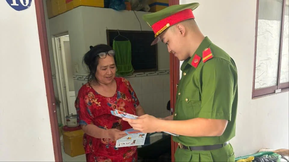 Cảnh sát đồng loạt ra quân hướng dẫn chủ trọ khắc phục vi phạm về PCCC