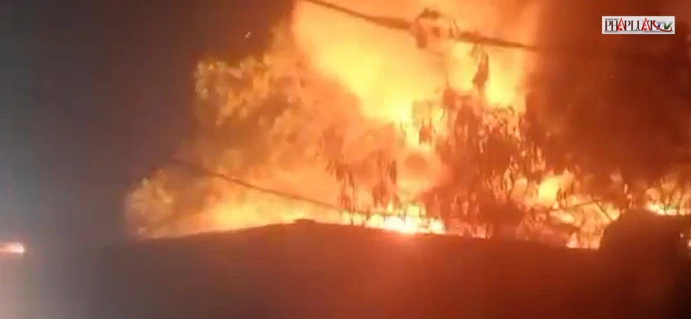 Cháy dữ dội ở bãi chứa túi nylon ở Bình Chánh trong đêm