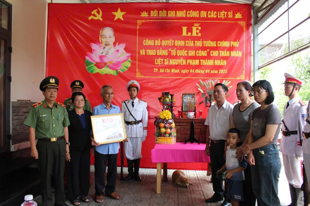 Công an TP.HCM trao bằng Tổ quốc ghi công cho liệt sĩ Nguyễn Phạm Thành Nhân