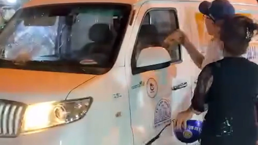 Người đàn ông đi xe máy dùng gạch, đá đập vỡ kính xe ô tô ở Bình Tân