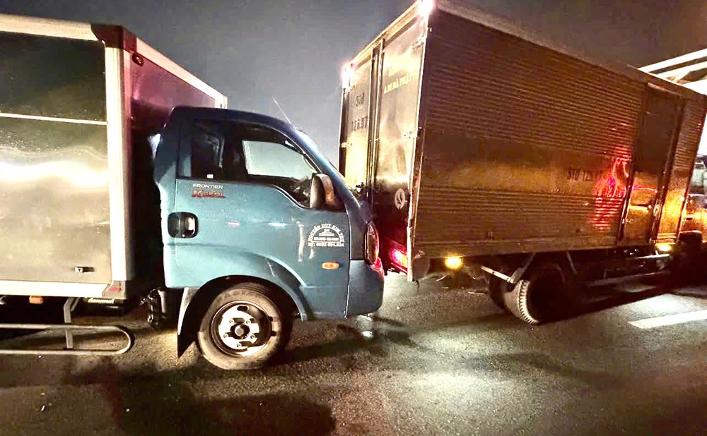 5 xe ô tô tông liên hoàn trên cầu Phú Mỹ