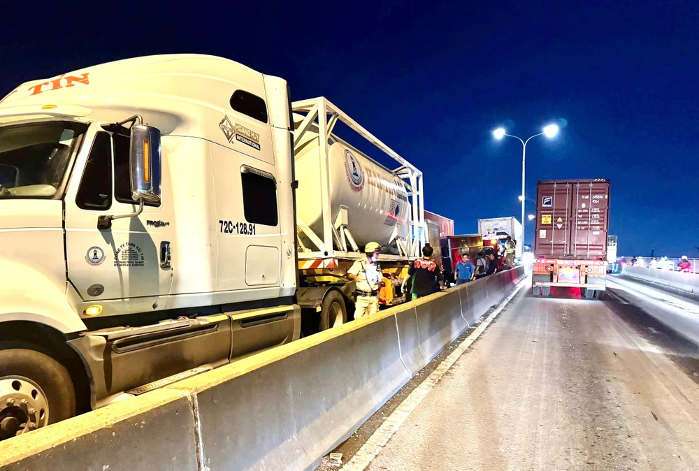 5-xe-o-to-tong-lien-hoan-tren-cau-phu-my (3).jpg