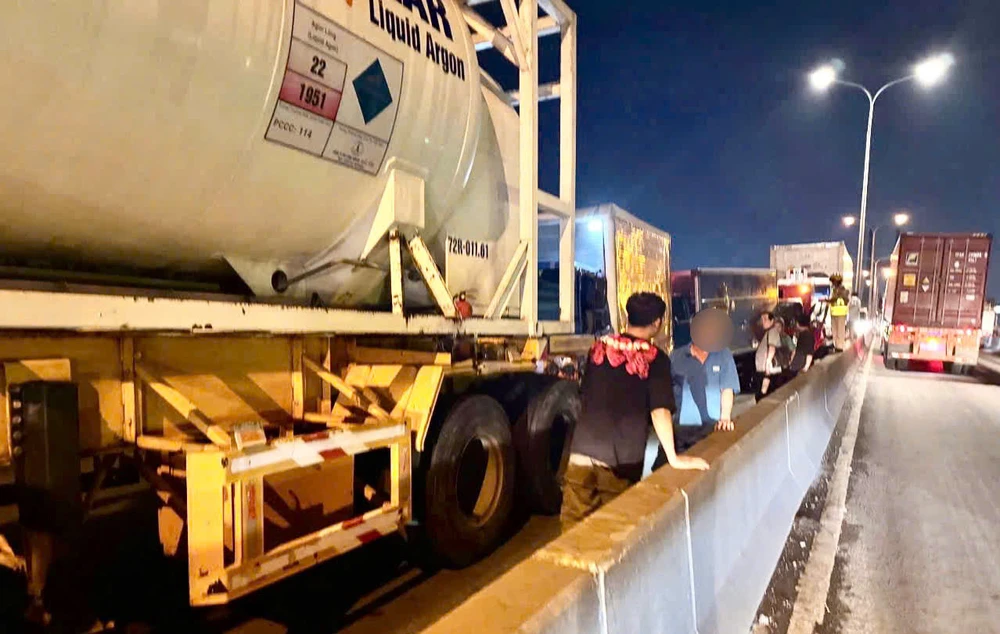 5-xe-o-to-tong-lien-hoan-tren-cau-phu-my (4).jpg