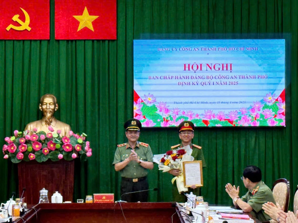 Trao Quyết định chỉ định Đại tá Trần Hồng Minh là Ủy viên Ban Thường vụ Đảng ủy Công an TP.HCM