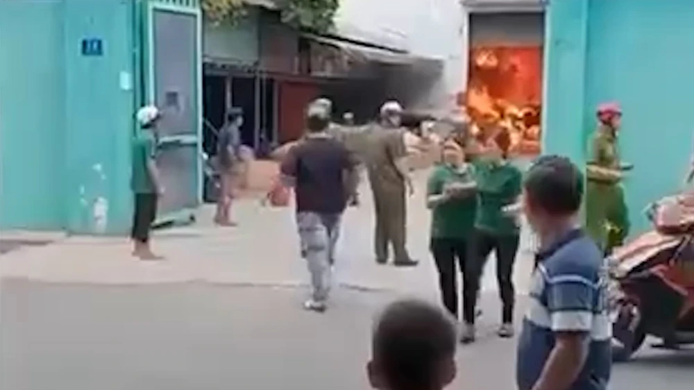 Cháy dữ dội tại một nhà xưởng ở quận Bình Tân