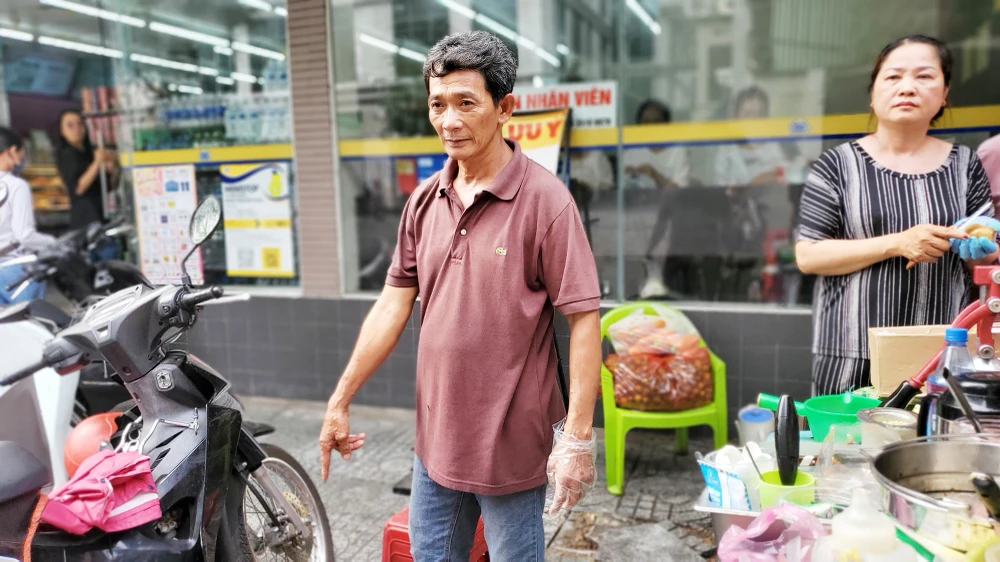 'Tôi đi đường rớt 10 ngàn còn xót' - anh bán bánh mì nhặt bao lì xì hơn 22 triệu tìm người trả lại