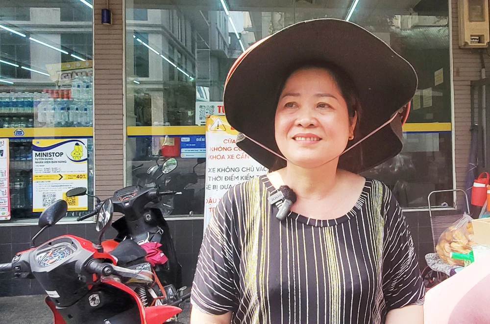 'Tôi đi đường rớt 10 ngàn còn xót' - anh bán bánh mì nhặt bao lì xì hơn 22 triệu tìm người trả lại