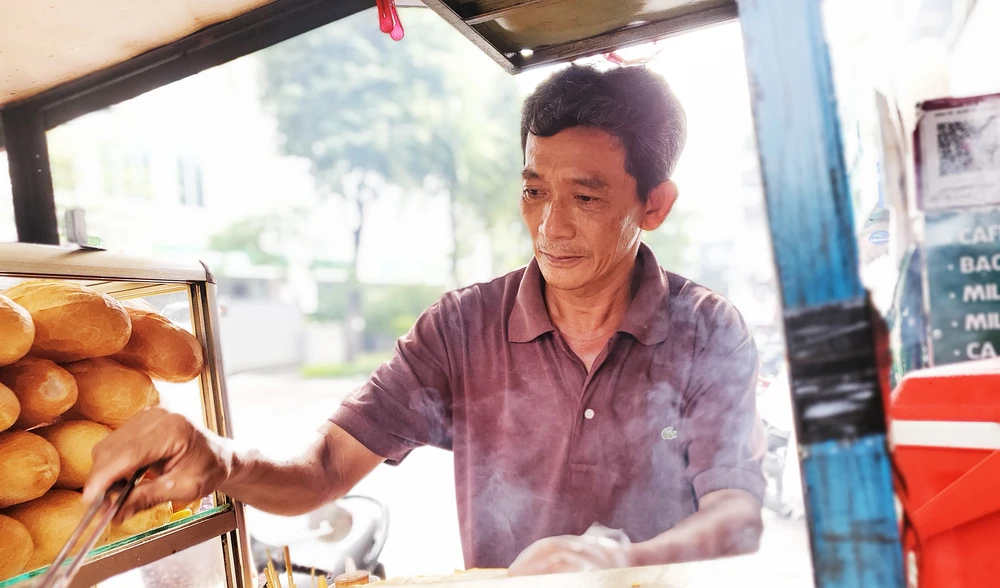 'Tôi đi đường rớt 10 ngàn còn xót' - anh bán bánh mì nhặt bao lì xì hơn 22 triệu tìm người trả lại