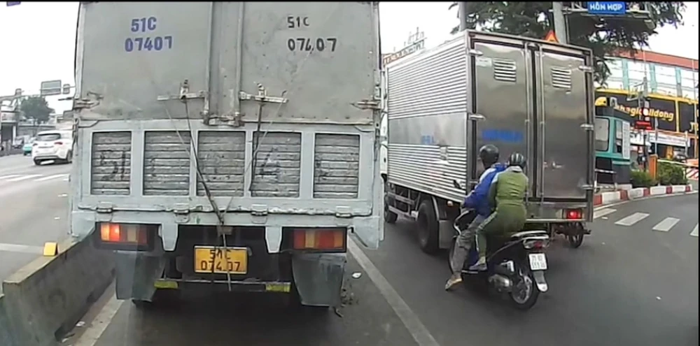 Đèn xanh đột ngột chuyển đỏ, xe máy tông đuôi xe tải ở Bình Tân
