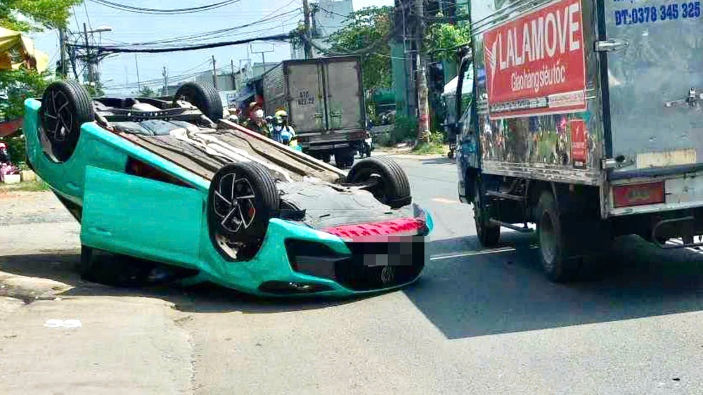 Ô tô lật ngửa sau va chạm với taxi ở TP Thủ Đức
