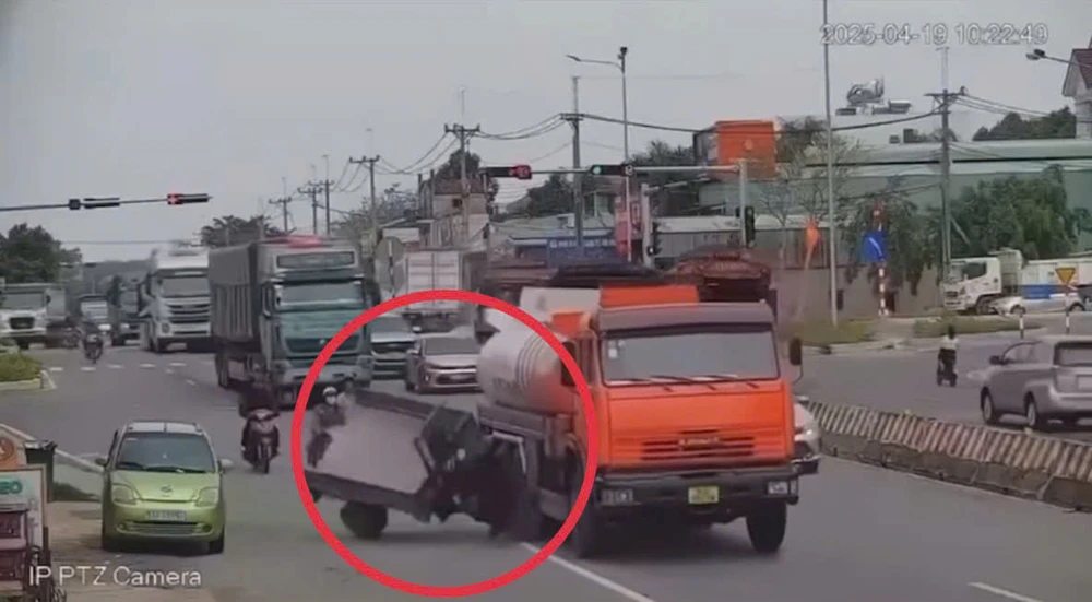 Clip ghi cảnh người đàn ông điều khiển xe ba bánh tử vong sau va chạm với xe bồn