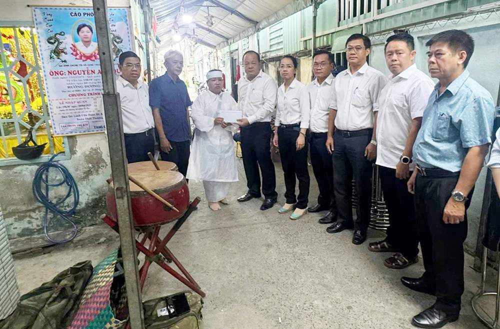 Con trai người tử vong trong vụ sập tường nhà ở quận 12 được miễn học phí