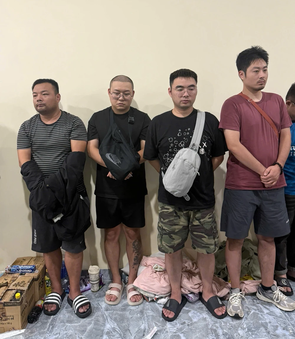 30 người Trung Quốc lập 'trụ sở' lừa đảo tại một cửa hàng tiện lợi ở TP Thủ Đức