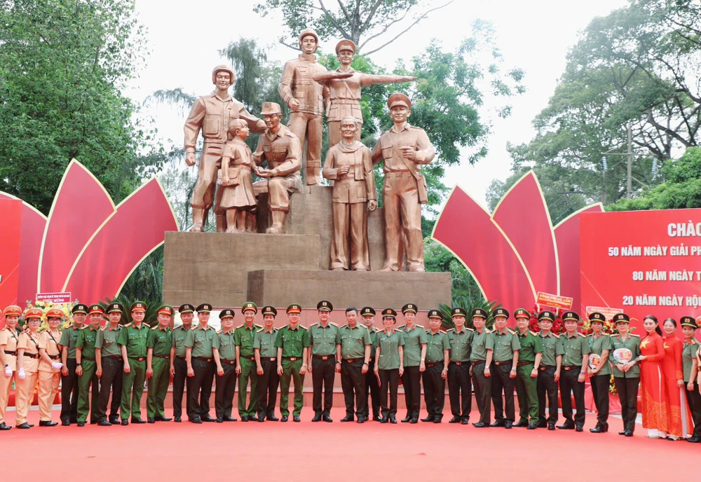 tong-bi-thu-to-lam-du-le-khanh-thanh-tuong-dai-cong-an-nhan-dan (3).jpg